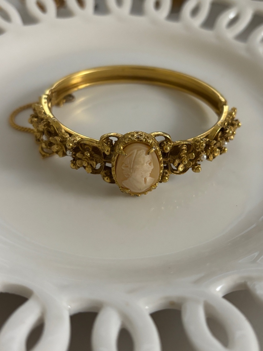 Signed Vintage Florenza Gold Cameo Floral Bangle Bracelet 6.5” - Women's Jewelry